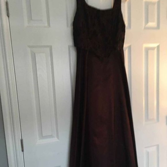 Dresses and Gowns for the Holiday Season - Picture 7 of 16